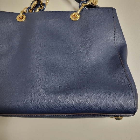 Michael Kors Cynthia Saffiano Leather Satchel. - Picture 16 of 16